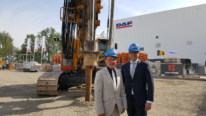 02-Minister-Muyters-and-DAF-President-Wolters-at-the-building-site-of-the-DAF-cab-factory-expansion