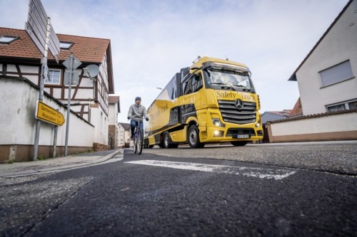500_mercedes-benz-actros-safety-truck4-980461