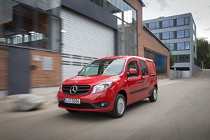 Citan111 CDI, Mixto extra-lang, Amarenarot, Fahraufnahme