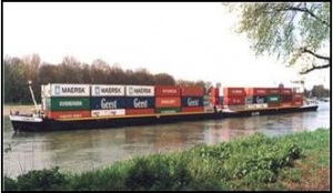 Al via trasporto container su chiatta fluviale
