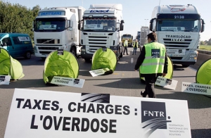 Parigi: protestano gli autotrasportatori