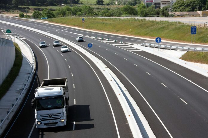 road-546152_1280