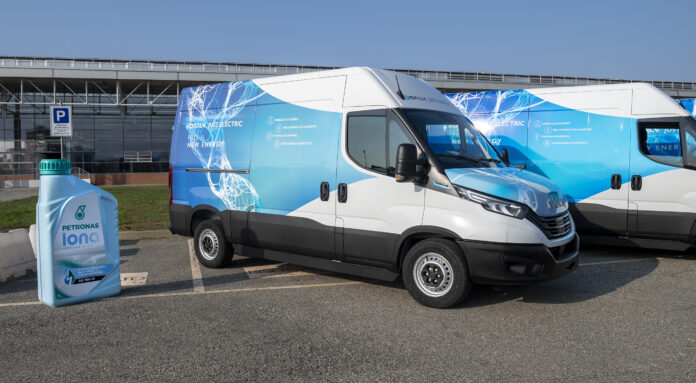 PETRONAS e IVECO insieme con i fluidi sostenibili per veicoli commerciali elettrici