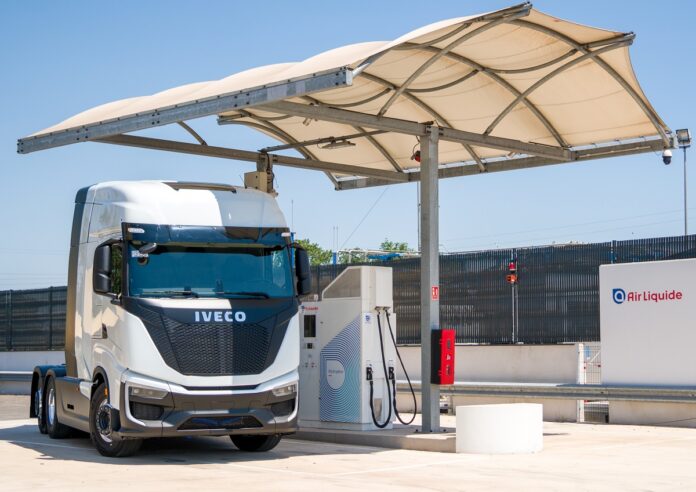 Air_Liquide_H2Station_IVECO_FCEV_Heavy_Duty_Truck