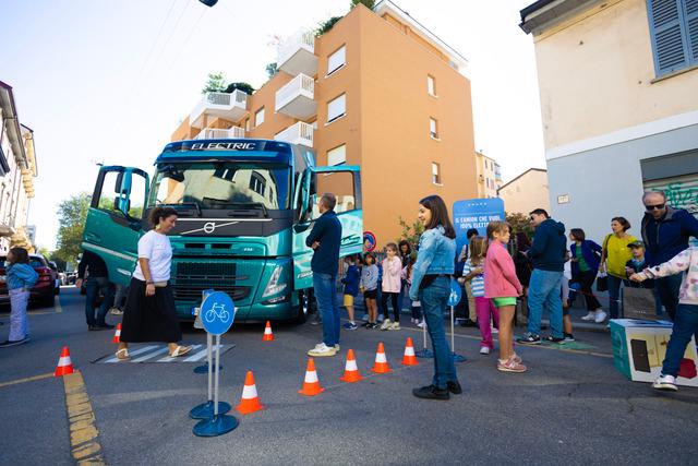 Volvo Trucks Italia ha partecipato al No Parking Day di Milano con Stop Look Wave