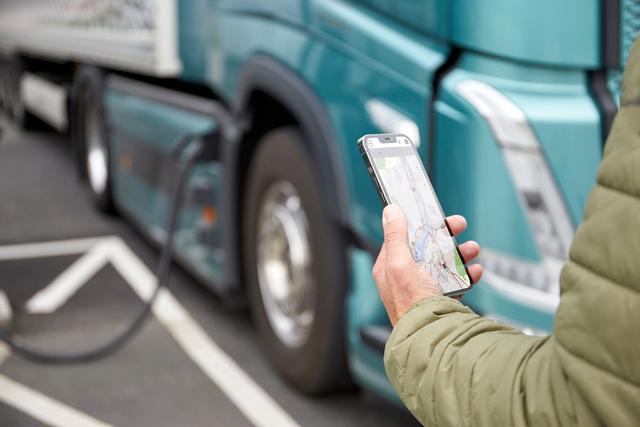 Volvo Trucks lancia un nuovo servizio per la ricarica rapida di veicoli elettrici