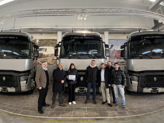 Consegnati ad Azzini cinque nuovi trattori Renault Trucks T SC
