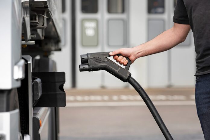 E-Mobilität aus einer Hand Mercedes-Benz Trucks bietet jetzt Ladesäulen für Kunden-Depots anHolistic e-mobility: Mercedes-Benz Trucks now offering charging stations for customer depots