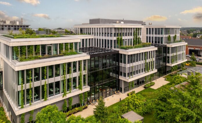 Bilancio di sostenibilità 2023: DKV Mobility dimezza la Corporate Carbon Footprint