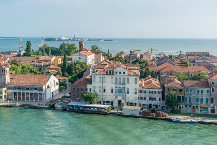Estate a Lido di Venezia: conoscere la storia dell’aerostazione