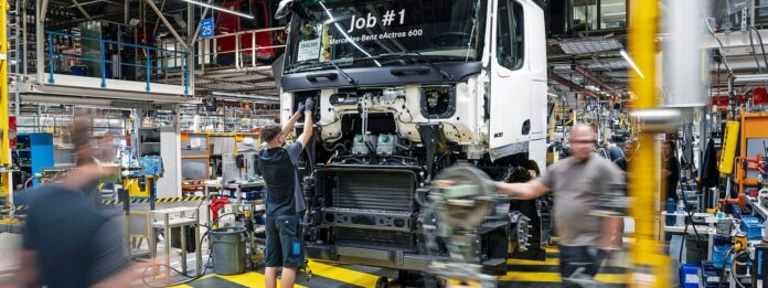 Daimler Truck inaugura la produzione in serie del Mercedes-Benz eActros 600