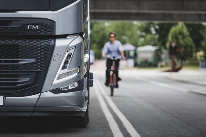 Volvo Trucks: sistemi di sicurezza di nuova generazione per proteggere pedoni e ciclisti