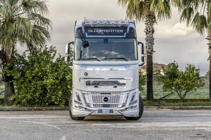 ACITOINOX veste un Volvo FH Aero