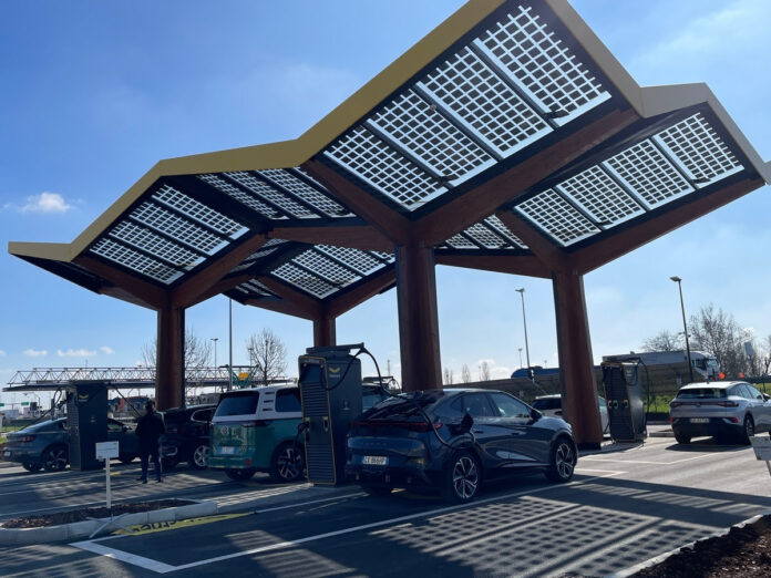 La ricarica Fastned sulla A4 a Brescia Est
