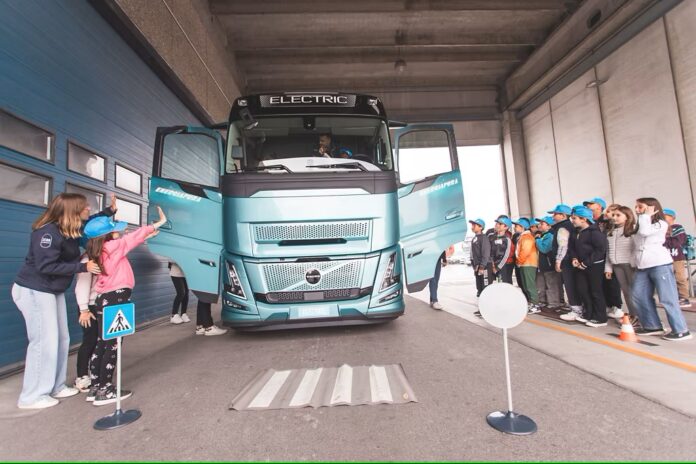 Torna “Stop Look Wave”: il progetto di Volvo Trucks per insegnare ai bambini a muoversi in sicurezza e nel rispetto dell’ambiente
