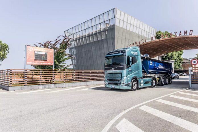 Un Volvo FH Electric guida la filiera sostenibile dei laterizi