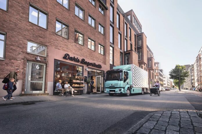 Trasporto alimentare, la collaborazione tra Volvo Trucks e il famoso chef Marcus Samuelsson