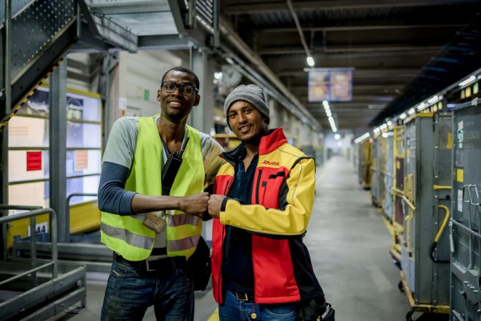 Come DHL Group ha integrato più di 30.000 rifugiati nel mercato del lavoro