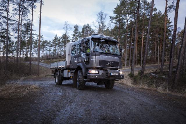 Volvo Trucks presenta FL 4×4: prestazioni off-road per cantieri e soccorsi