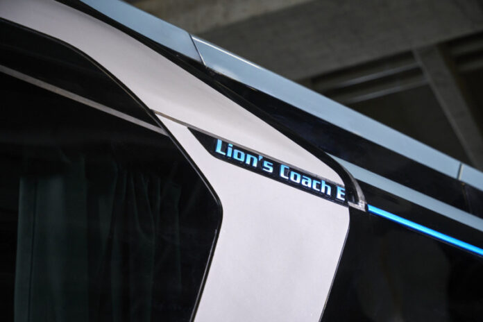 man_lions_coach_e3