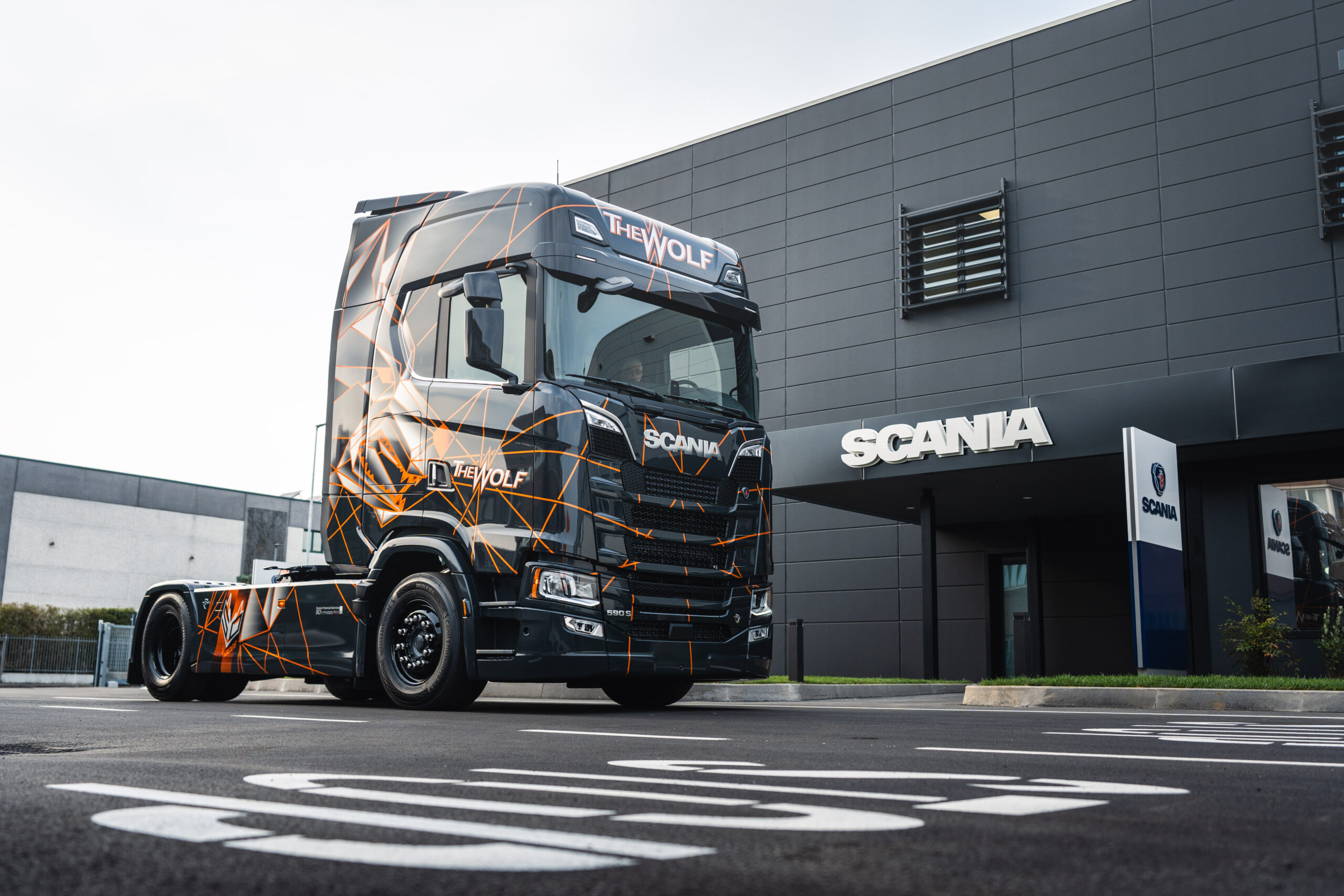 Scania Financial Services celebra 50 anni con l’edizione speciale “The Wolf”