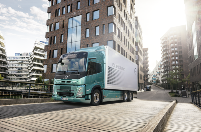 Volvo lancia i nuovi camion elettrici con autonomia fino a 700 km