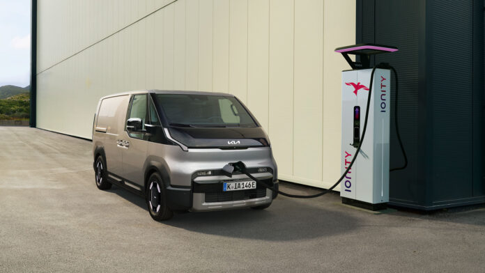 Kia PV5 Crew Van: un solo comando per trasformarsi da due a cinque posti