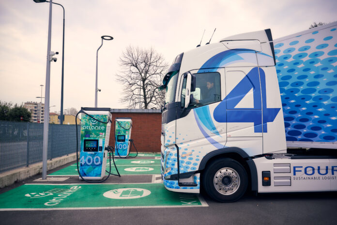 Camion elettrici già operativi nelle aree urbane più sensibili: il racconto di FOUR Sustainable Logistics, Volvo Trucks e Atlante
