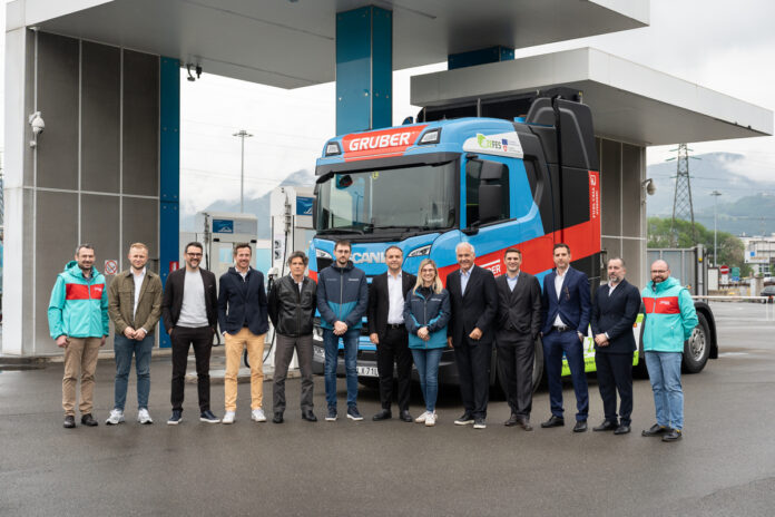 Scania e Gruber Logistics portano in strada il primo camion a idrogeno