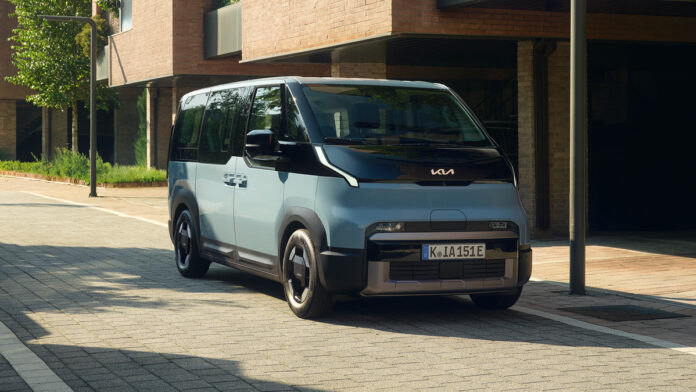 Kia PV5 Passenger 7 posti: il van elettrico con oltre 390 km di autonomia