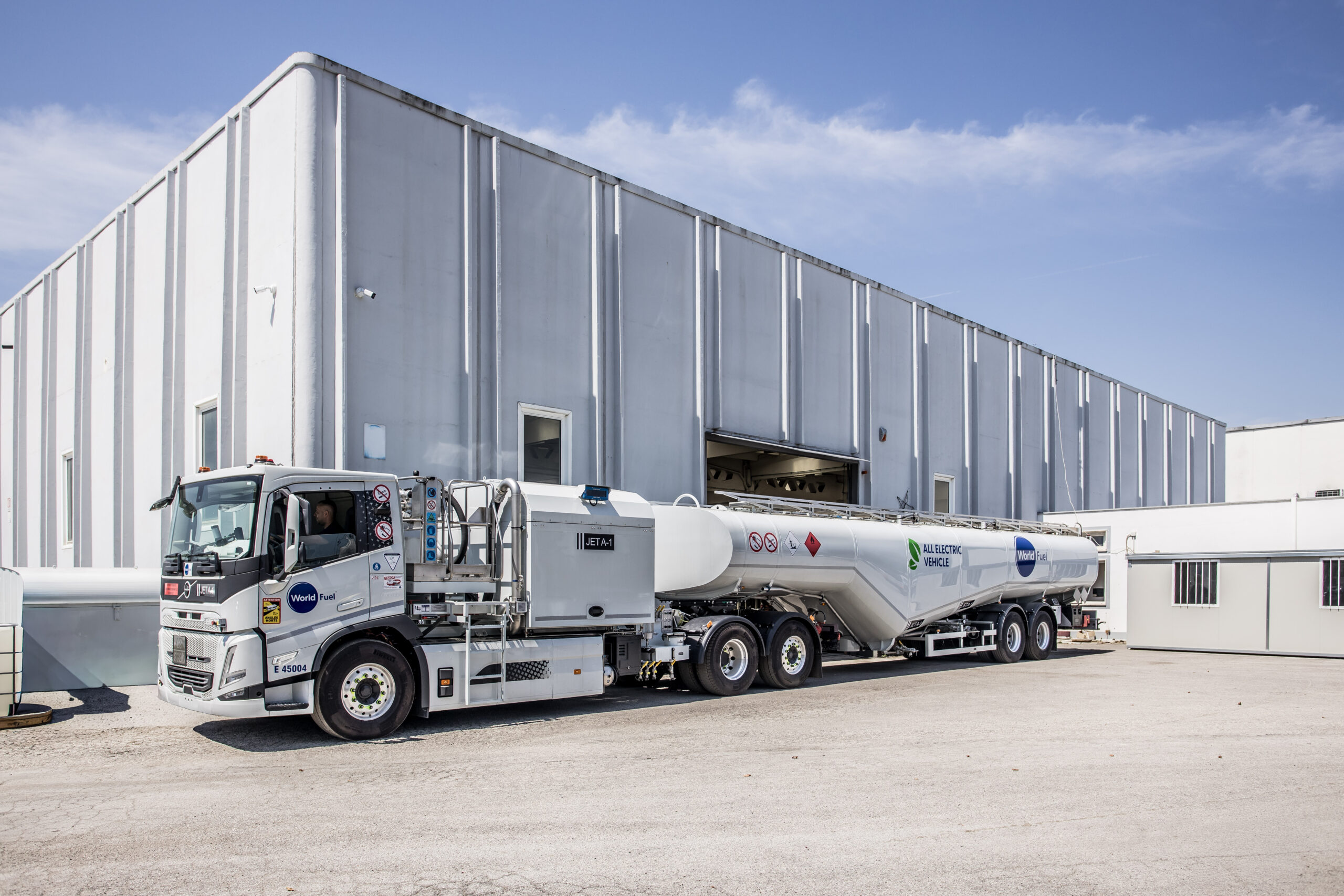 Il rifornimento degli aeromobili è elettrico. Insieme a Volvo Trucks